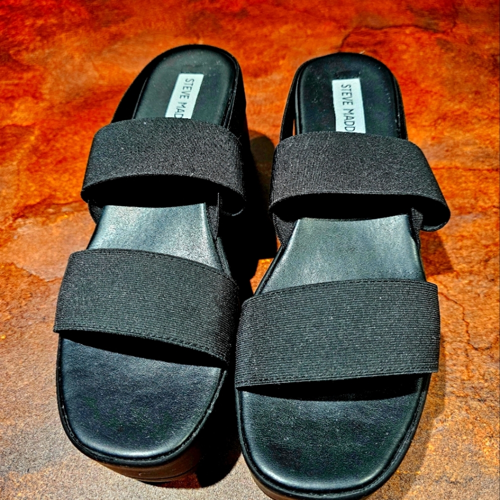 Steve Madden Platform Sandals. NEVER WORN. Size 10